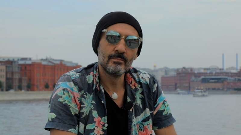 Отрицают обвинения и угрожают расправой: что происходит в деле банды, вымогавшей деньги у русскоязычного населения Бали