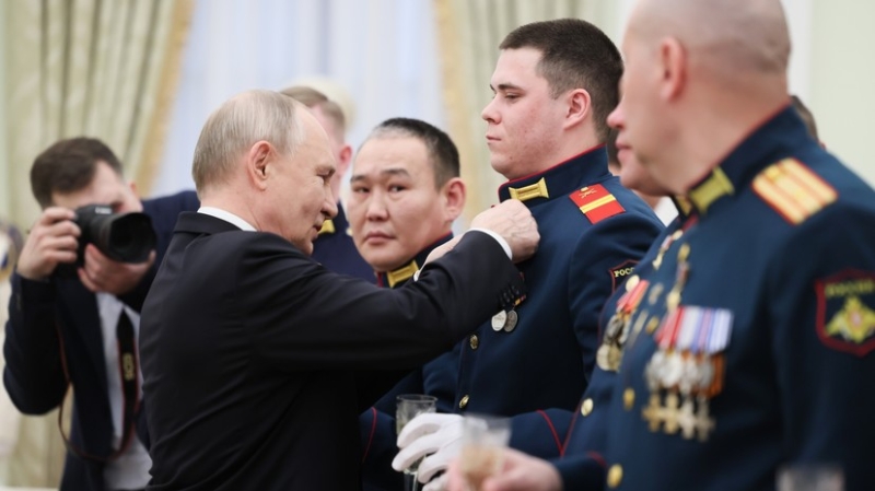«Отстаивают национальные интересы и будущее России»: Путин поздравил военнослужащих с Днём защитника Отечества