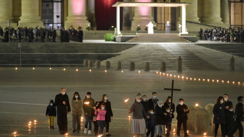 Папа Франциск возглавил церемонию Крёстного пути в Ватикане