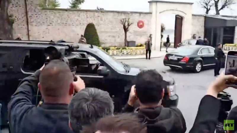 Первая делегация приехала во дворец Долмабахче в Стамбуле