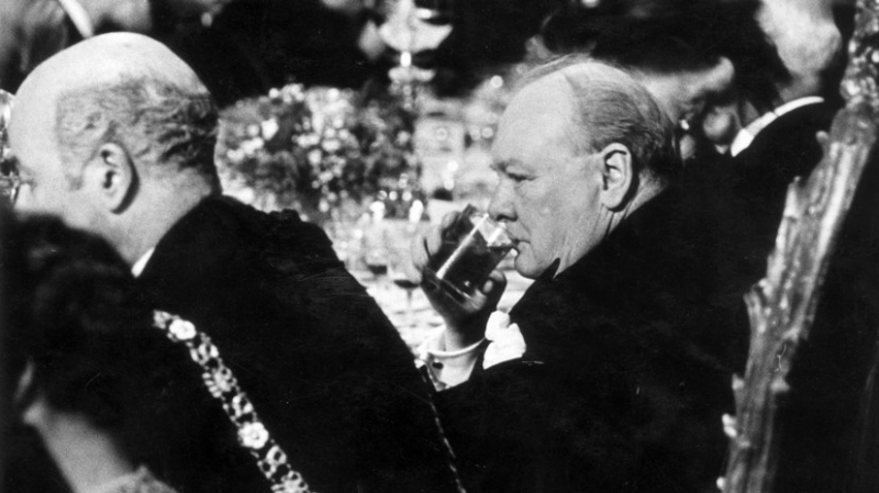 Пил или не пил: что стоит за легендой о любви Черчилля к армянскому коньяку