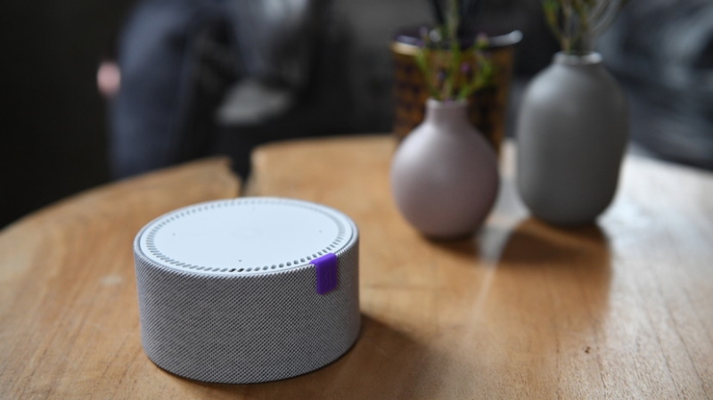 Планирующим уехать на майские праздники советуют отключить умные колонки