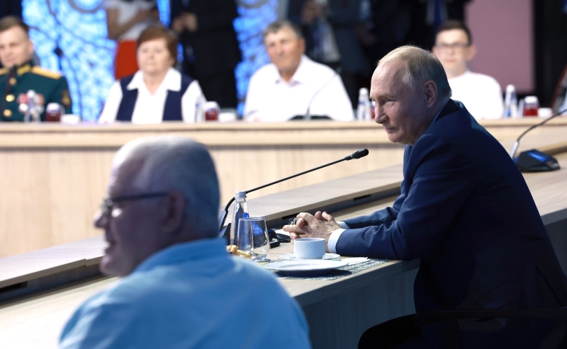 По 10 тысяч рублей: Путин поддержал идею использовать средства маткапитала для сбора детей в школу