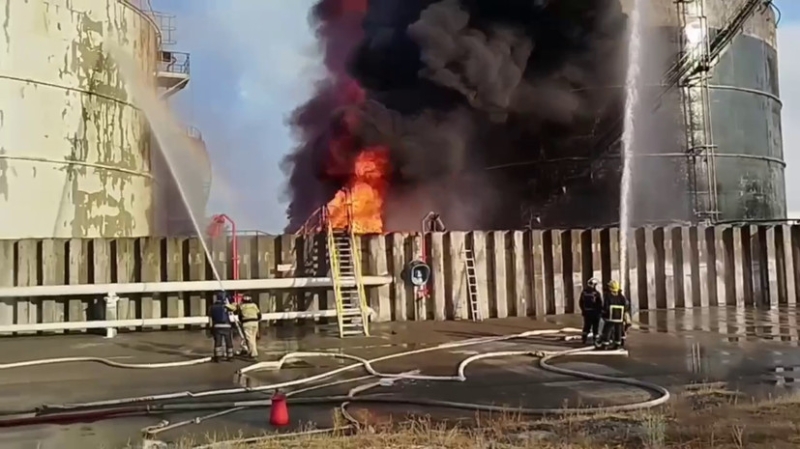 «По предварительным данным, жертв нет»: в Азове после атаки дрона загорелись резервуары с нефтепродуктами