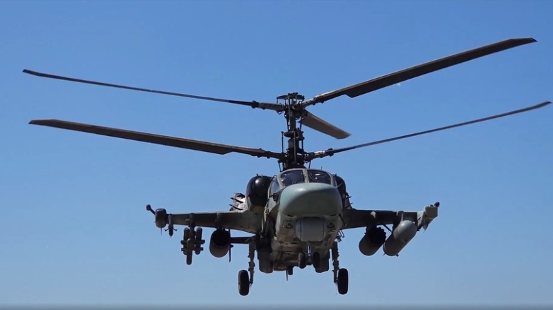 По разведанным целям противника: экипаж Ка-52 нанёс удар по живой силе и бронетехнике ВСУ в приграничье Курской области