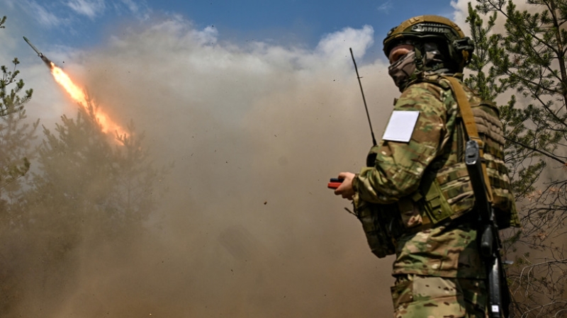 По военным предприятиям, аэродромам и складам: ВС РФ нанесли групповой удар по объектам ВПК Украины