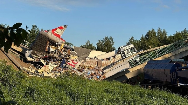 Погибли семь человек, 66 пострадали: в Брянской области пассажирский поезд сошёл с рельсов из-за подрыва моста
