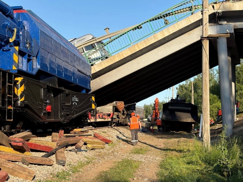 Погибли семь человек, 66 пострадали: в Брянской области пассажирский поезд сошёл с рельсов из-за подрыва моста