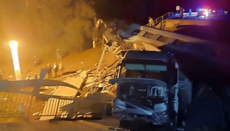 Погибли семь человек, 66 пострадали: в Брянской области пассажирский поезд сошёл с рельсов из-за подрыва моста