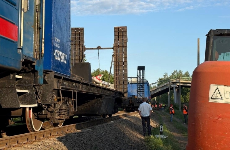 Погибли семь человек, 66 пострадали: в Брянской области пассажирский поезд сошёл с рельсов из-за подрыва моста