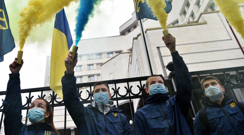 &laquo;Политический коллапс&raquo;: сможет ли Зеленский распустить Раду и Конституционный суд