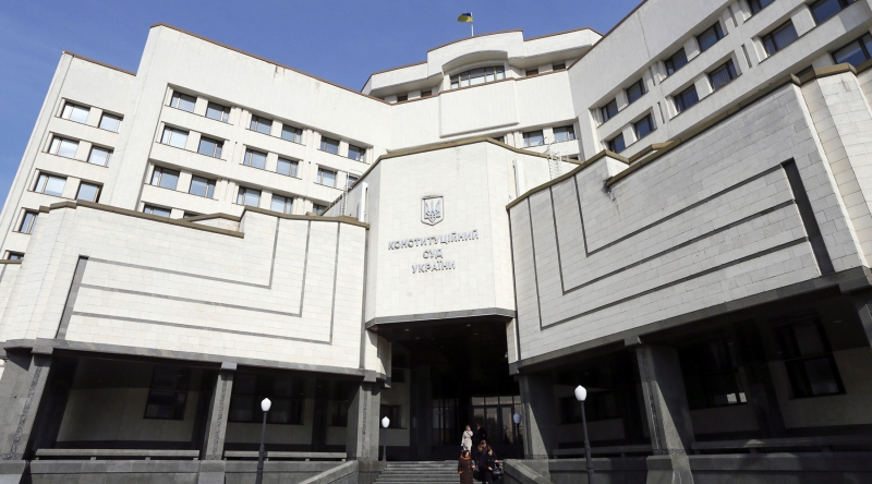 &laquo;Политический коллапс&raquo;: сможет ли Зеленский распустить Раду и Конституционный суд