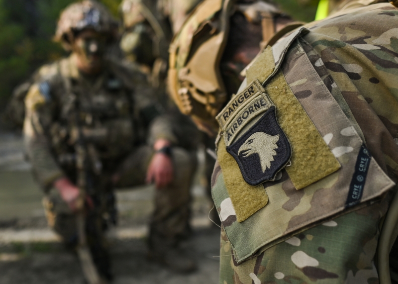 «Политическое раздвоение личности»: как в ЕС призывают к мирному урегулированию и запускают военную миссиию для Украины