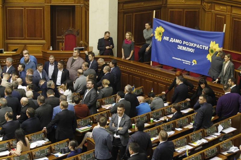 &laquo;Политическое рейдерство&raquo;: почему власти Украины приостановили деятельность ряда оппозиционных партий