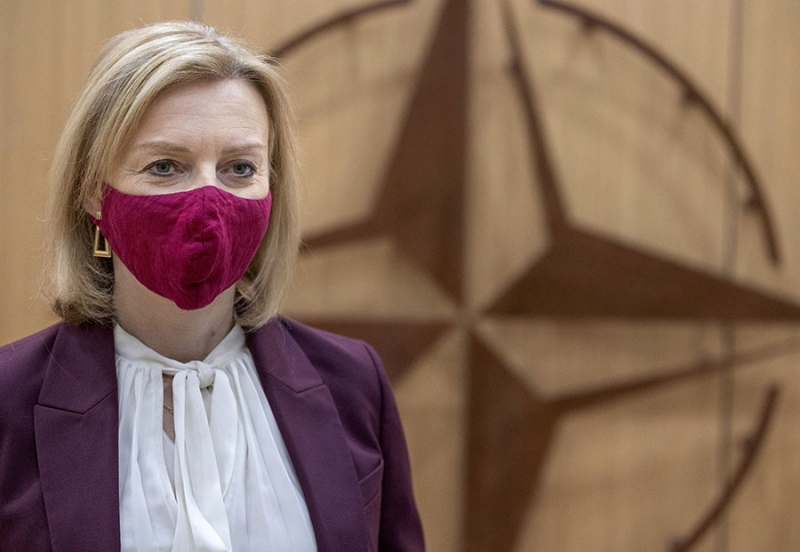 Политическое соло: как Британия хочет наладить отношения с Россией и при этом нарастить военный контингент в Европе