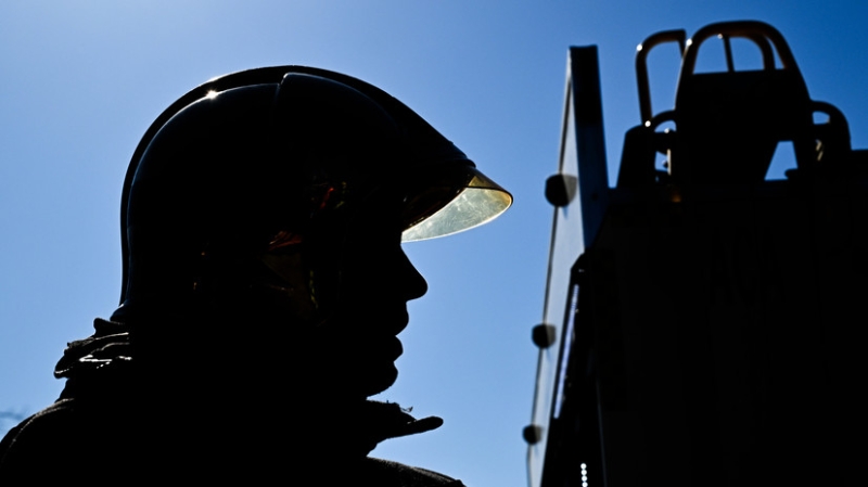 Пожарные ликвидировали открытое горение на складе в Крыму