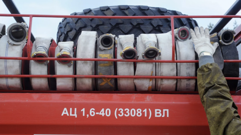 Пожарные потушили пожар в спортзале школы в Иркутской области