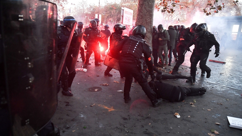 «Президент оказался между двух огней»: к чему могут привести протесты во Франции из-за законопроекта о правоохранителях