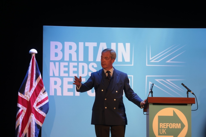 Против консенсуса: как идеолога брексита Найджела Фараджа раскритиковали за его позицию по Украине