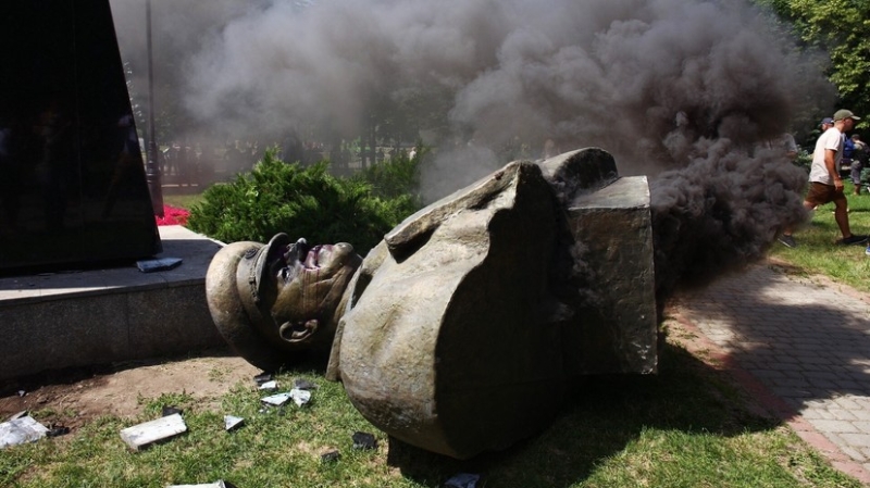 &laquo;Пытаются стереть общее прошлое&raquo;: Зеленский подписал закон о переносе даты празднования Дня Победы на 8 мая