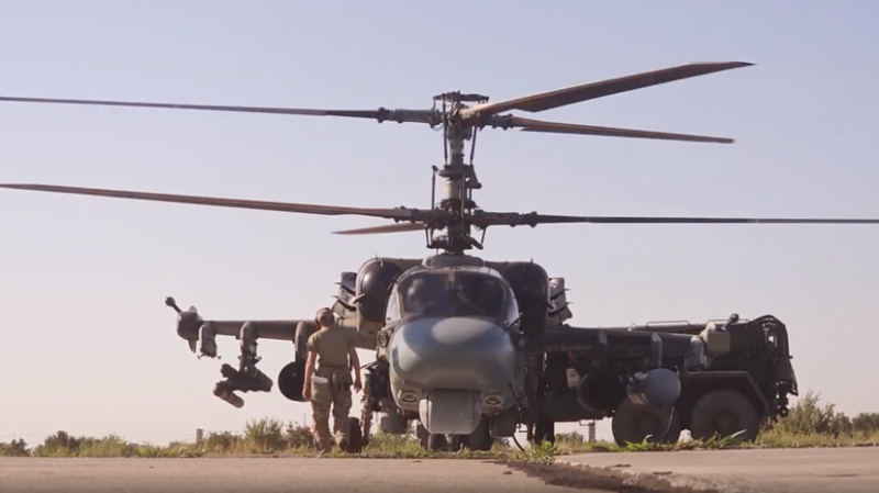 Ракетами С-8 и &laquo;Вихрь&raquo;: в МО РФ заявили об ударе вертолёта Ка-52М по опорному пункту ВСУ