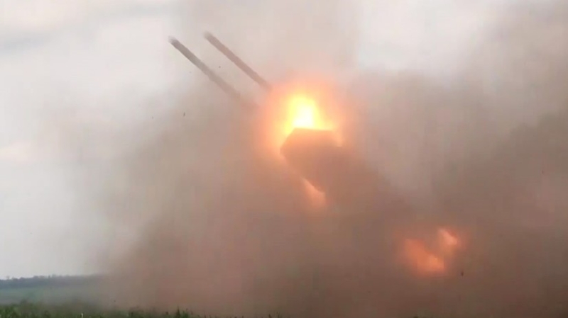 Ракеты и термобарические снаряды: в МО РФ заявили об ударе по позициям ВСУ авиацией и системами «Солнцепёк»