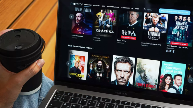 Роскомнадзор составил 17 протоколов на онлайн-кинотеатры из-за фильмов с ЛГБТ