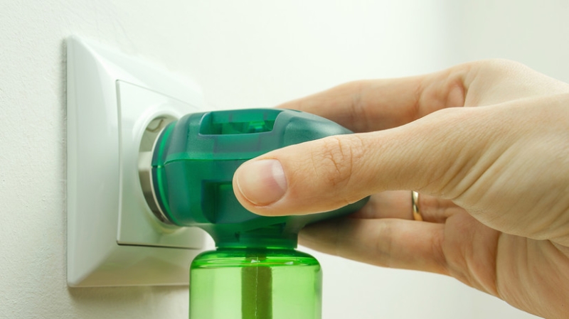 Россиянам объяснили, опасно ли оставлять включённым на всю ночь средство от комаров