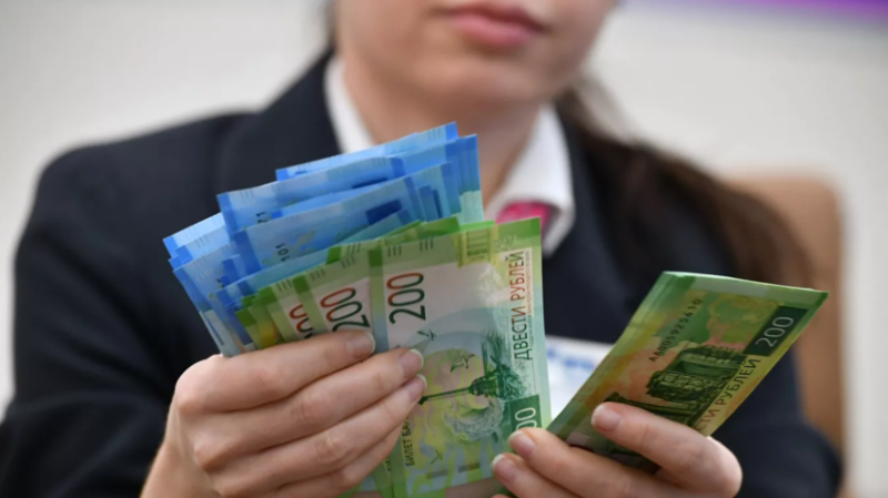 Росстат: реальные зарплаты россиян в феврале увеличились на 10,8%