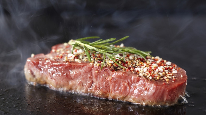 Шеф-повар Мосин дал рекомендации, как выбрать мясо для шашлыка