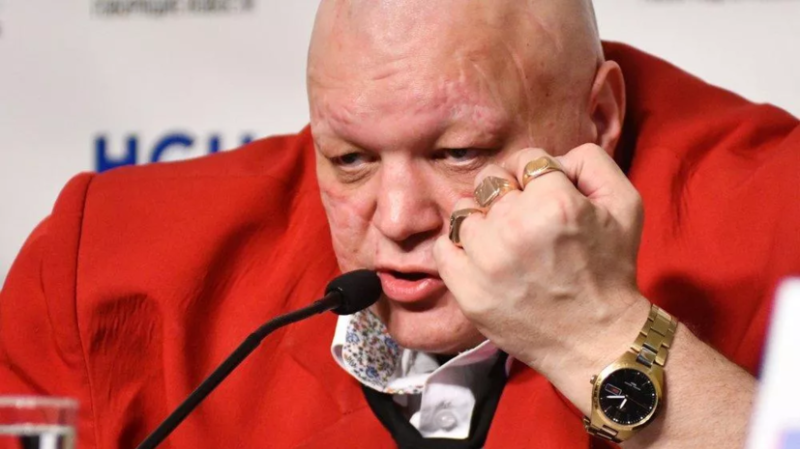 Шоумена Стаса Барецкого лишили водительских прав за сбитый шлагбаум