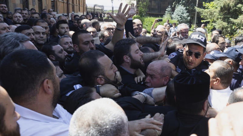 «Силовики хотели маски-шоу»: что известно о задержании архиепископа Аджапахяна в Армении