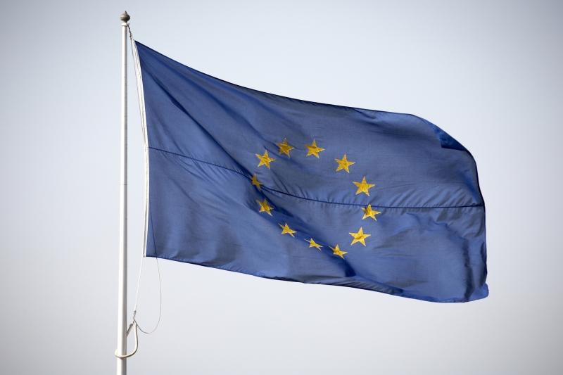 Слабее доллара: почему европейская валюта на мировом рынке рекордно подешевела с 2002 года