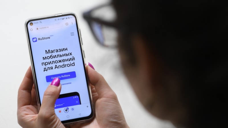 Совфед одобрил закон о запрете препятствовать установке на технику RuStore