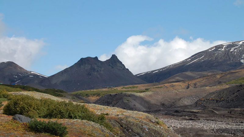 Спасатели пешком добираются к попавшим в ЧП на вулкане на Камчатке туристам