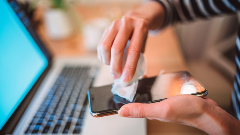 Специалисты дали советы по безопасной дезинфекции смартфона