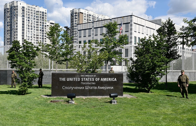 &laquo;Средневековые методы&raquo;: почему Зеленский заблокировал работу оппозиционных телеканалов