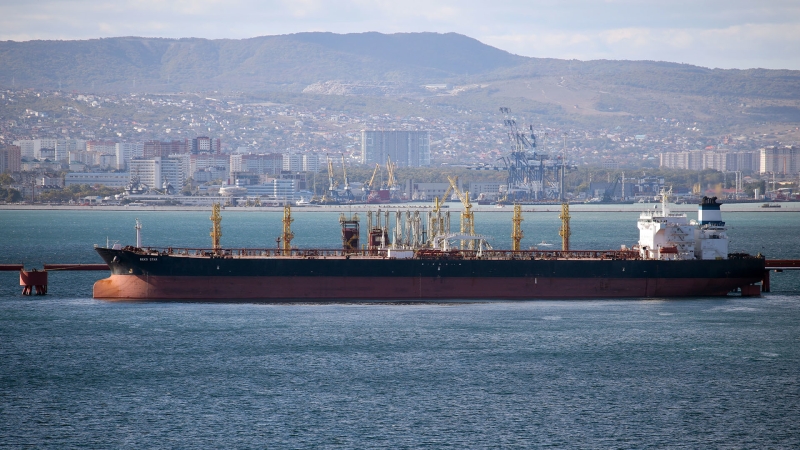 Своей дорогой: почему топливное эмбарго ЕС может привести к удорожанию бензина в Европе и снижению цен в России