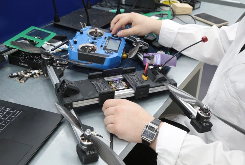 &laquo;Свыше 400 успешных боевых применений&raquo;: разработчик &mdash; о возможностях и модернизации FPV-дрона &laquo;Велес&raquo;