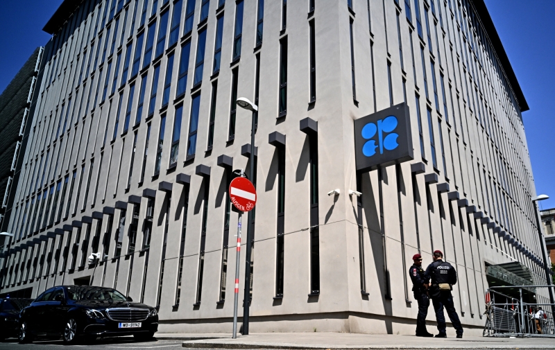 Сырьевой импульс: мировые цены на нефть выросли после решения ОПЕК+ о сокращении добычи