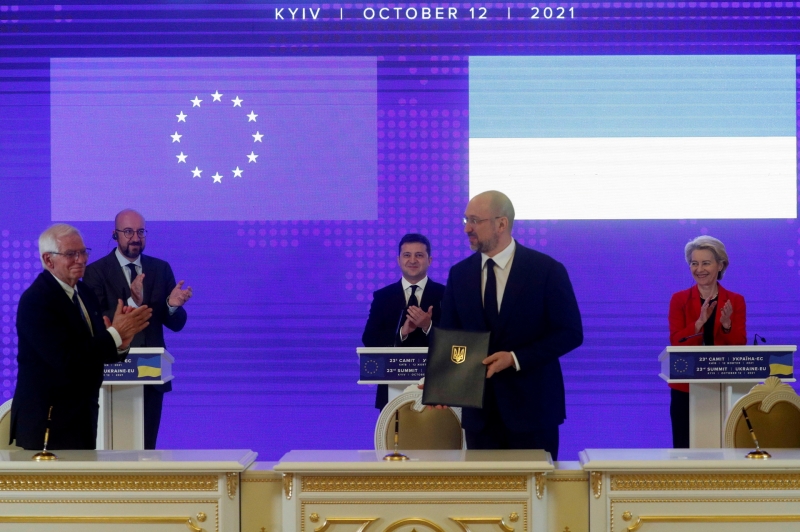 «Те же лозунги и призывы»: как Украина и ЕС пытаются назначить РФ стороной конфликта в Донбассе