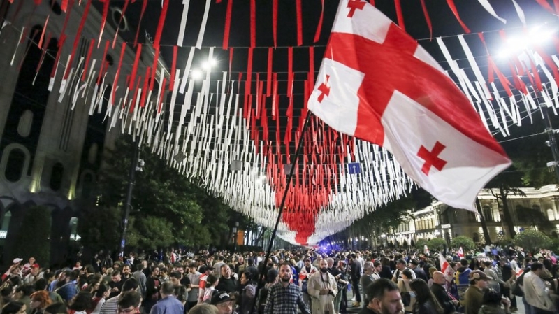 &laquo;Типичные неоколониальные практики&raquo;: как Запад наращивает давление на Грузию по закону об иноагентах