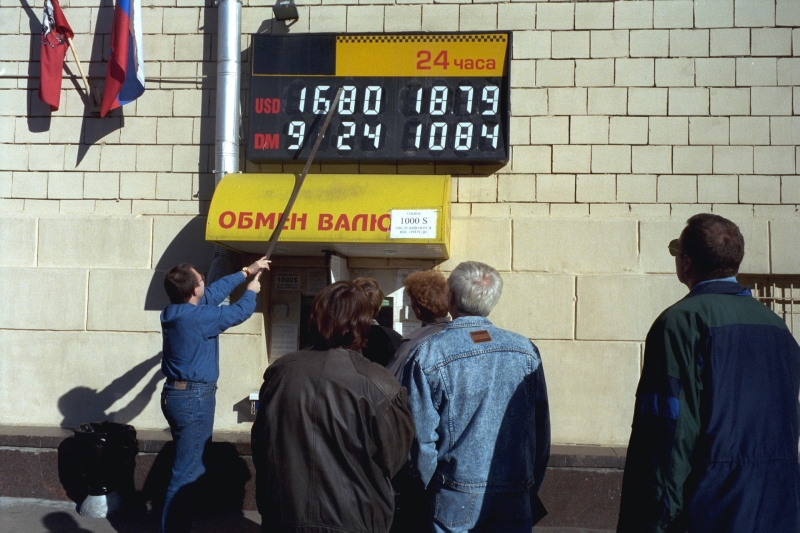 &laquo;Тяжелейший удар&raquo;: политики, предприниматели и общественные деятели &mdash; о дефолте 1998 года