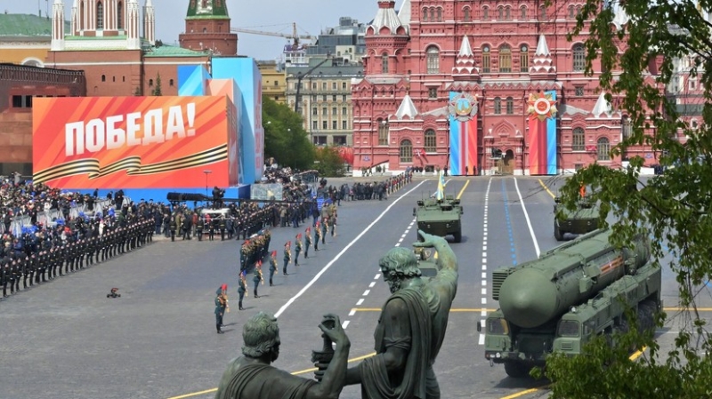 &laquo;У власти на Украине сумасшедший&raquo;: в России высказались об угрозе Зеленского атаковать парад на 9 Мая в Москве