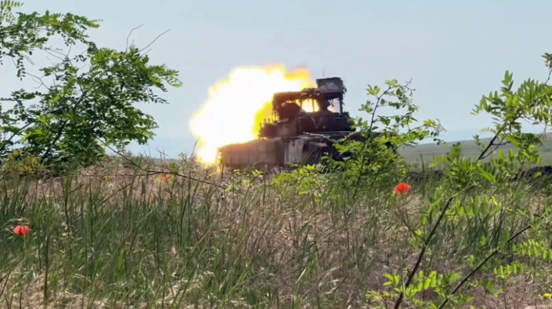 Уничтожена группа пехоты: танк Т-80БВМ группировки войск &laquo;Днепр&raquo; ликвидировал укрепрайон ВСУ возле Работина