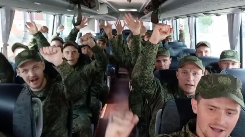 &laquo;Ура! Мы дома&raquo;: первая группа российских бойцов в возрасте до 25 лет вернулась из украинского плена