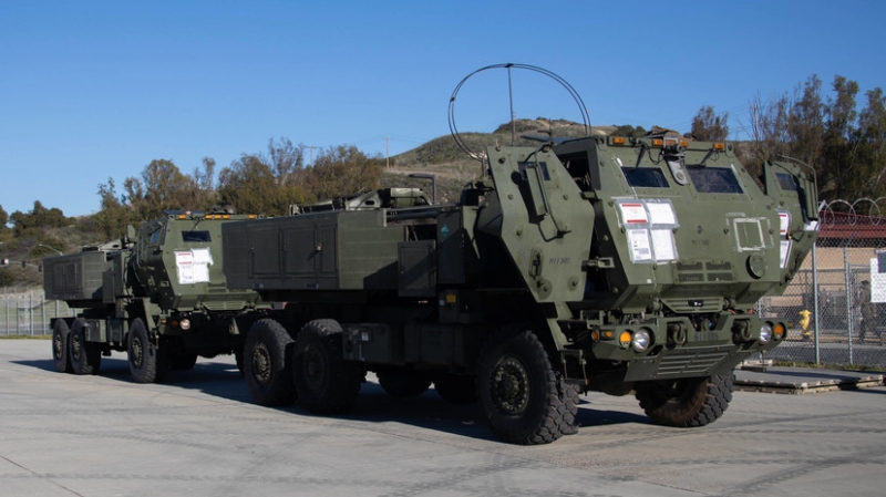 В ходе обстрелов Новой Каховки осколки ракеты попали на территорию автошколы