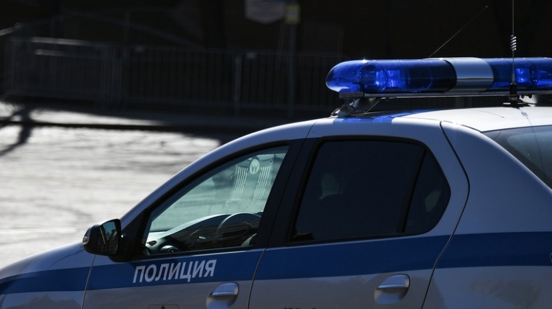 В Москве грузовик упал с эстакады