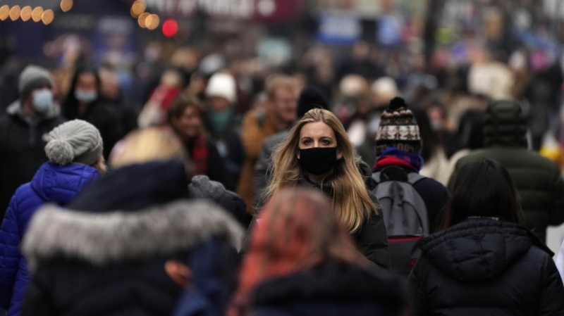 В Роспотребнадзоре рассказали о появлении симптомов при &laquo;омикроне&raquo;