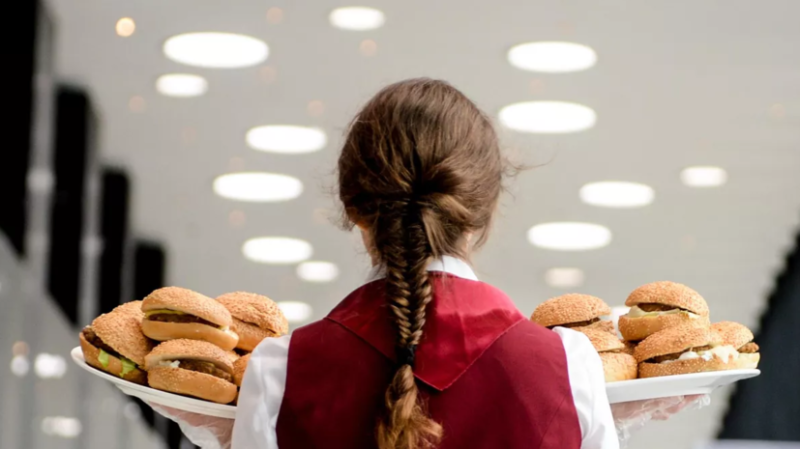 В России предложили запретить сетям фастфуда использовать акции для привлечения клиентов